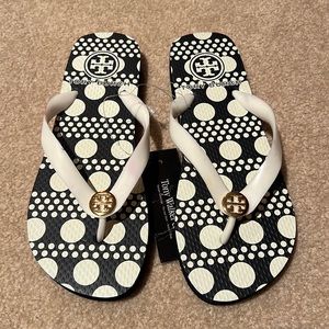 TORY BURCH BLACK AND WHITE FLIP FLOPS WITH GOLD ACCENT SIZE 7 NWOT